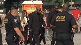 El Chapo's Wife Arrives at NYC Court for Drug Lord's Sentencing | NBC New York