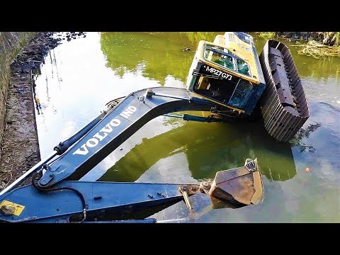 excavator-accident-heavy-recovery-volvo-ec210b-komatsu-pc200