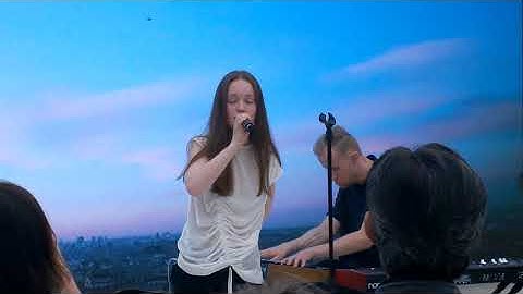 Sigrid - Fake Friends live Apple Store Saint Germain, Paris