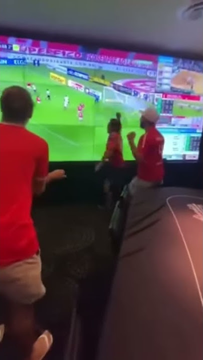 torcedores do inter  reagindo o gol do edenilso no final.... mas foi anulado, veja a reação!!