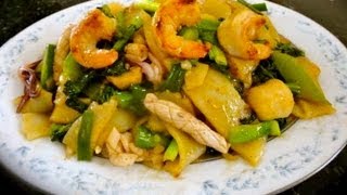 Pad See Ew/Chow Fun
Here is how I prepare this delicious dish at home. Sorry, I dont have exact measurements but like I said, I wasnt planning on filming this. Please enjoy the video, and thanks for watching!
Please visit my blog for a listing of ingredients:
http://eatnowcrylater.blogspot.com/2011/08/chow-funpad-see-ewseafood-meeh-kathang.html
My blog: http://www.eatnowcrylater.blogspot.com/
Facebook Page: http://www.facebook.com/pages/EatNowCryLater/294629477266249
Instagram: http://instagram.com/eatnowcrylater
Twitter: https://twitter.com/its_sav
Tumblr: http://savedale.tumblr.com/
Google +: https://plus.google.com/u/0/109605945647328950407/posts Pad See Ew/Chow Fun