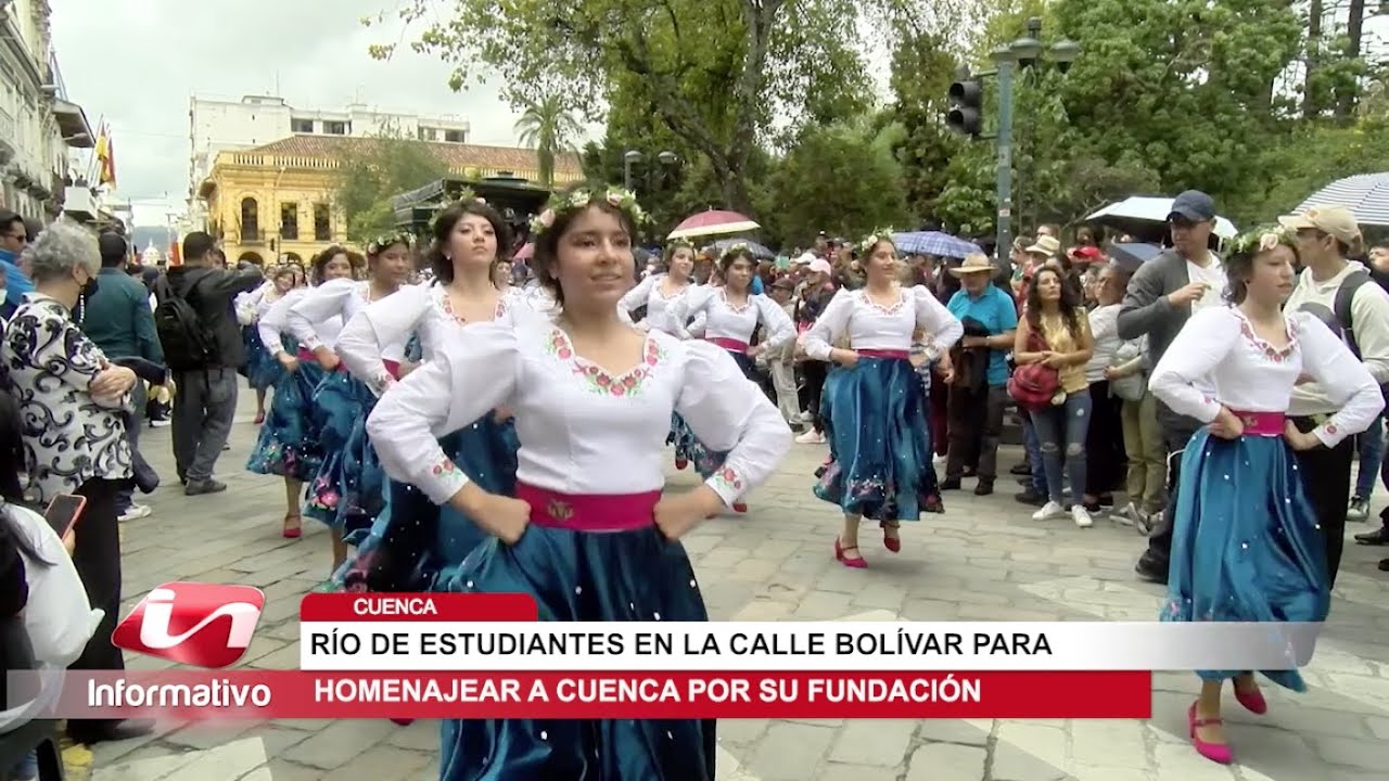 Río de estudiantes en la calle Bolívar para homenajear a Cuenca por sus 466 años de fundación