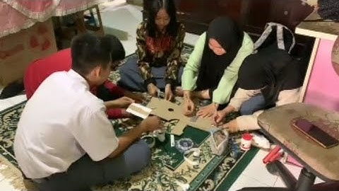 Tugas Informatika kelompok 3 kelas 10.3 membuat maket handphone dari kardus
