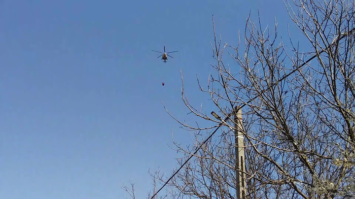 ELICOPTER DE POLITIE Ia apa din barajul Daramanesti pentru incendiul de vegetatie din comuna Doftean