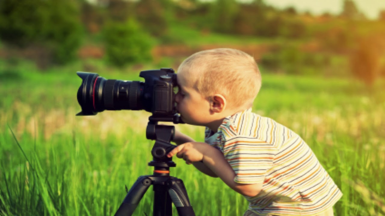 Картинка появляться. Фотоаппарат для детей. Ребенок фотографирует. Фотограф с фотоаппаратом дети. Мальчик фотографирует.