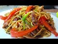 (WOK) Вок с беконом с курицей и овощами цыганка готовит . Лапша с мясом и овощами. Gipsy cuisine.