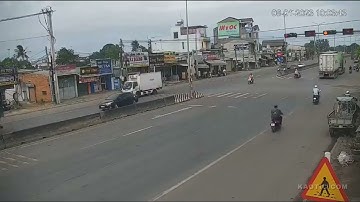 Steel coil crushes truck cabin in Vietnam