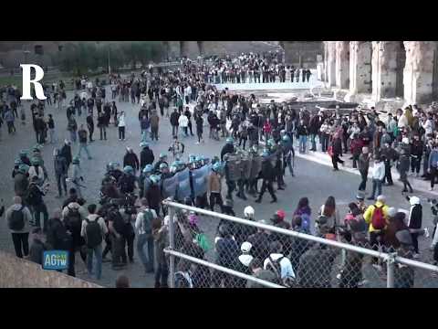 Roma, tensioni in pieno centro: manifestanti tentano di entrare nel Colosseo