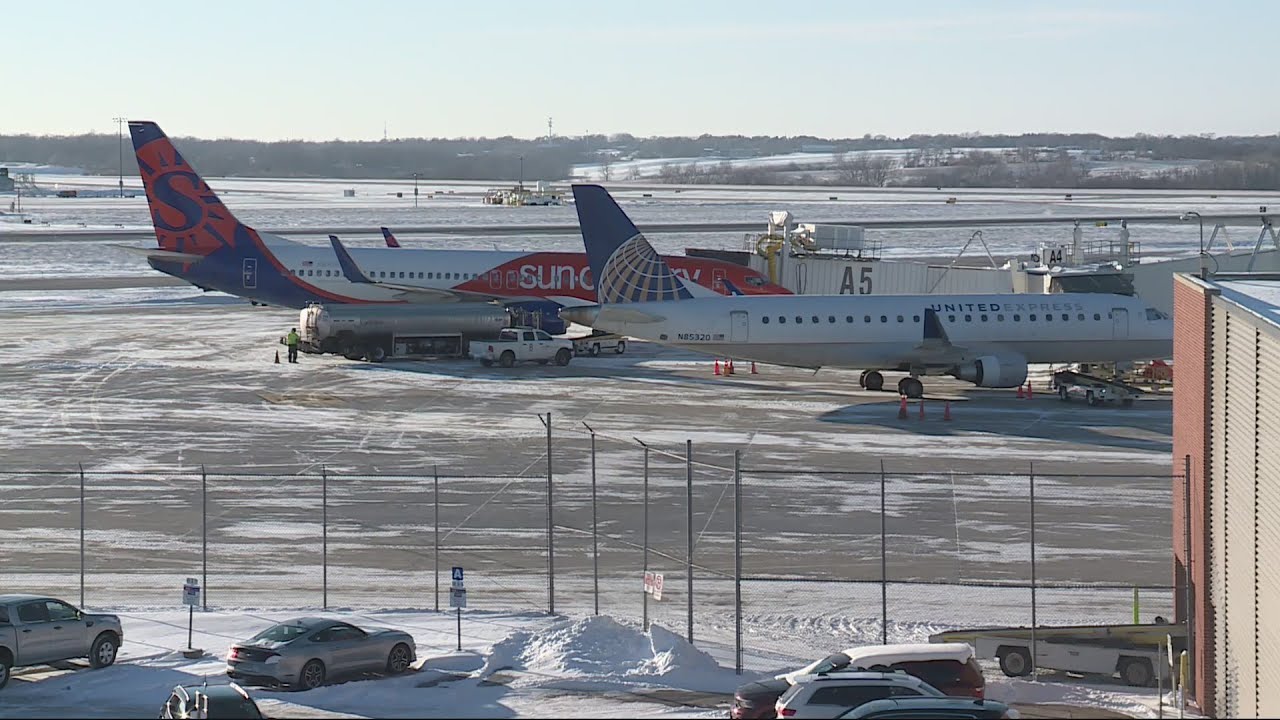 Travelers deal with flight delays, cancelations at Des Moines airport