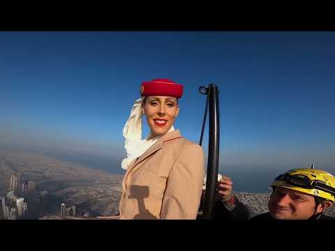 На вершине Бурдж-Халифа стюардесса авиакомпании Emirates Airlines