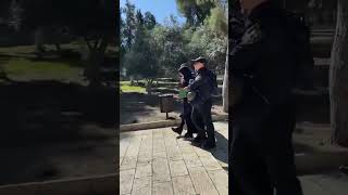 İsrail Askerler Mescidi Aksada Kuran Okuyan Türkiye Huriyeti Vatandaşı Genç Bir Kadını Esir Aldı