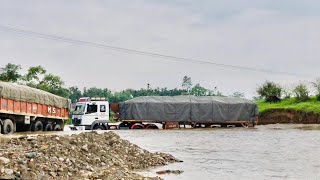 BharatBenz 4928t 22 wheeler heavy duty truck about to hit Tata signa 4923 while crossing river