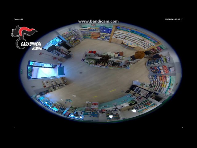 Il video della rapina alla farmacia di via Clementini. Arrestato il colpevole