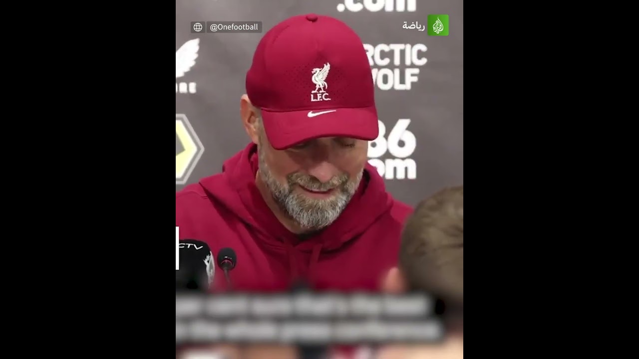 طلب توقيعه ✒ طفل يفاجئ يورغن كلوب في المؤتمر الصحفي