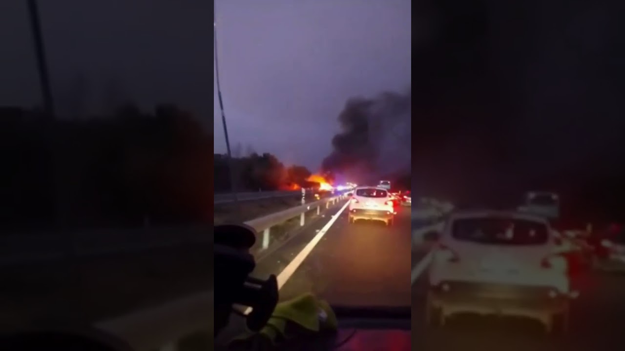 Agricultores queman neumáticos y cortan la A-1 hacia Madrid en Gumiel de Izán