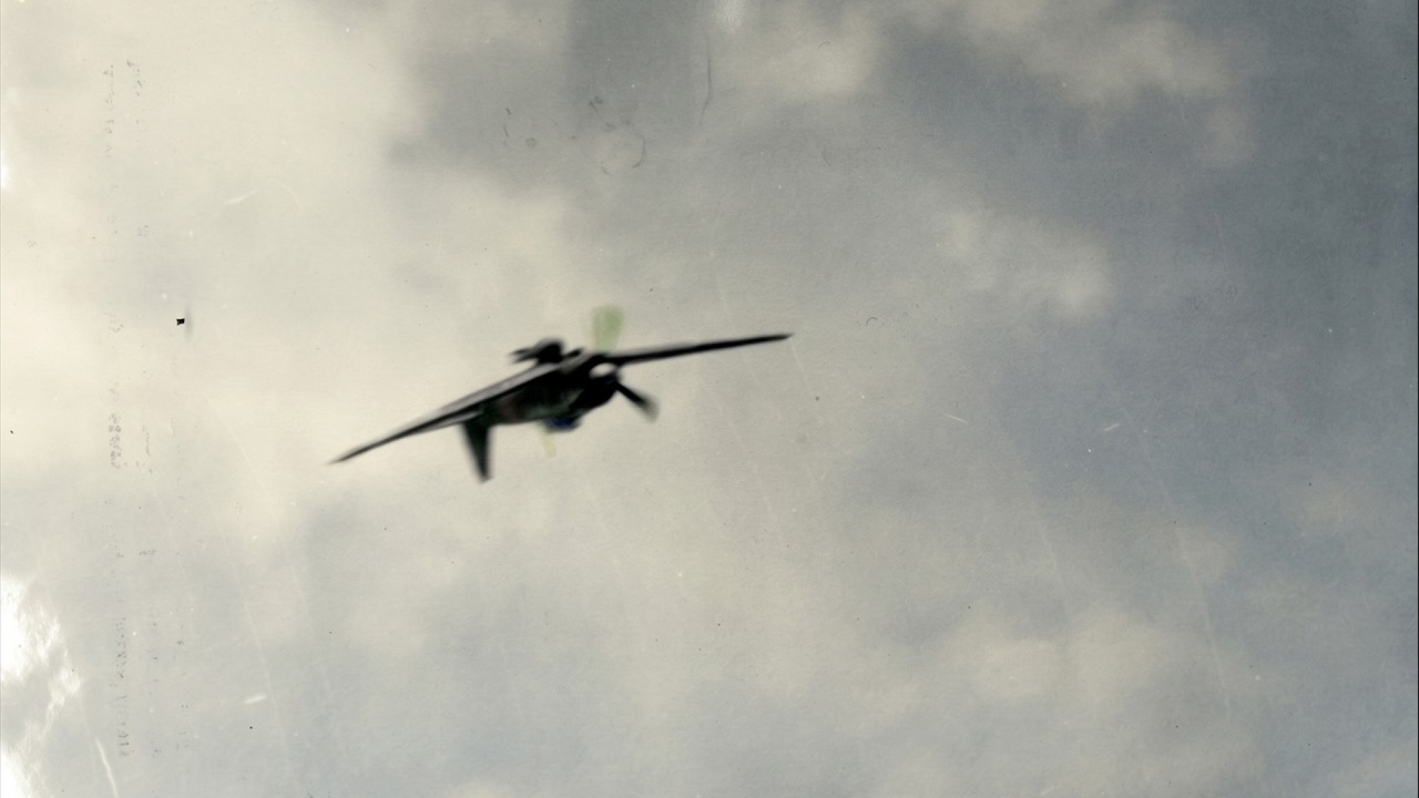 逆さまに敵空母へ突入した零戦の理由と世界最強の零戦が戻った瞬間｜命中の3秒前を米軍が撮った一枚。最強空母エンタープライズを戦争から退場させた22歳、富安俊助｜実際の写真をAIフルカラー復元