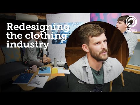 Video: Reynoldsas kartu su Oi Polloi gamina drabužių liniją