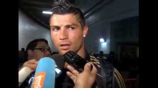 Cristiano Ronaldo entrevista corrige periodista gracioso. 