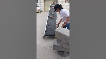 Small folding belt conveyor, loading and unloading goods are not in the anti shoulder walking board