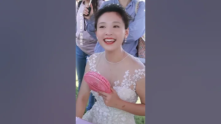 罗本展颜拍婚纱照好甜蜜，我也不想磕啊，可是他们一个穿西装一个穿婚纱哎~“追光者”| WeTV #shorts - 天天要闻