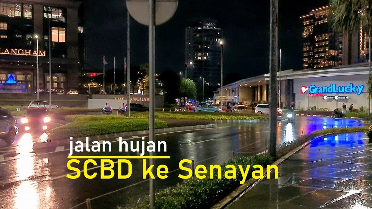Jalan kaki bubaran kantor dan hujan di Astha 8 SCBD ke Stasiun MRT Senayan.