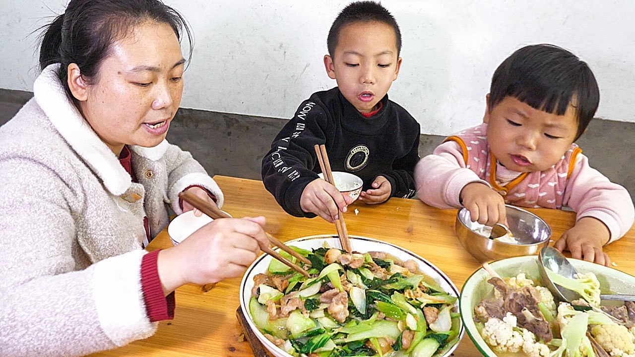 媳婦買猪肉炒青菜，寶寶好喜歡吃肉，一塊接一塊根本停不下來 | Vegetables Fried meat, daughter eat piece by piece