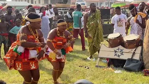 Learn how to dance the 'Adowa' and ' Kete' dances. Beautiful to watch😍😍