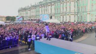 Ольга Бузова на Дворцовой площади Санкт-Петербурга