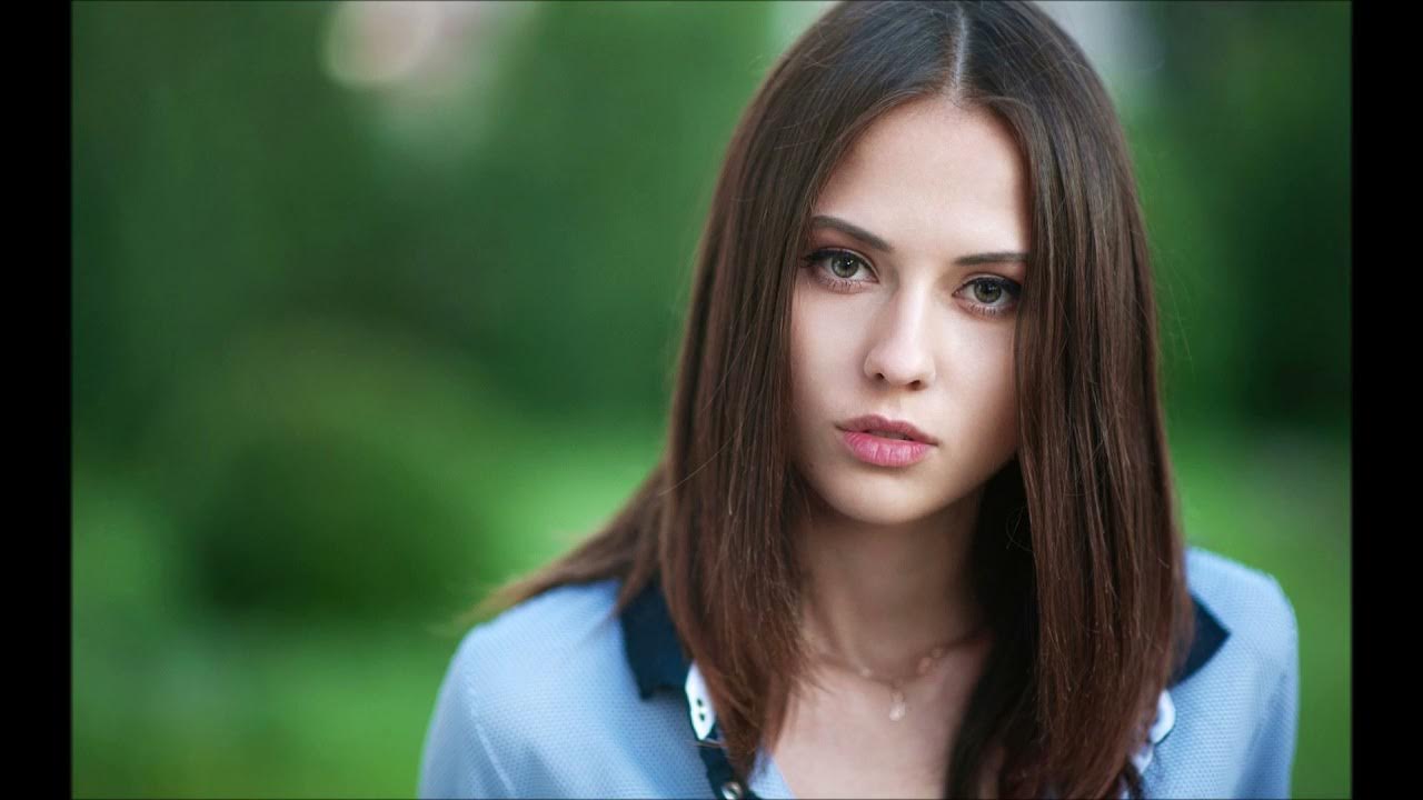 То девушки со своими. Девушка с короткими волосами со спины. Подруги картинки. Много подруг. Стильная девушка с телефоном.