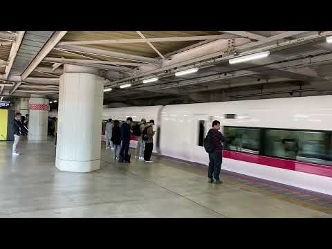 北千住駅を高速通過する常磐線特急ひたちE657系