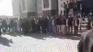 الطلبة التركمان ينهالون بالضرب على عدد من الطلبة الاكراد حاولوا إنزال العلم العراقي في كركوك اليوم