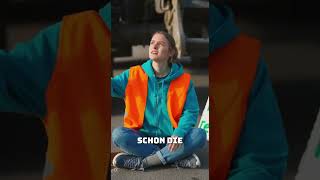 AKTIVIST, GÜLLE, BIO-QUALITÄT – Wenn der Bauer die Straße räumt! 🚜💩😂 #shorts #witze