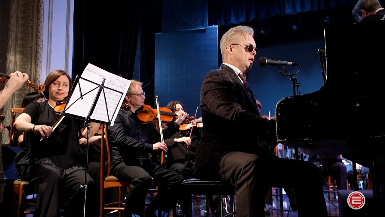 Рок-н-ролл с симфоническим оркестром. В Ревде выступил виртуоз-пианист Денис Мажуков