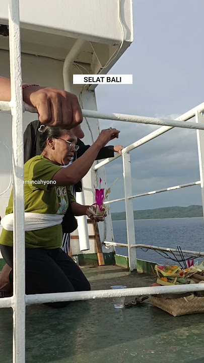 Pemeluk Agama Hindu Sedang Berdoa di Atas Kapal di Selat Bali #selatbali #bali