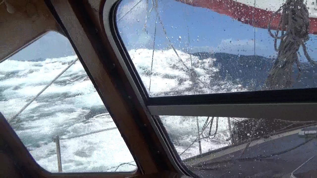 ⁣Ep025 Northbound to Dominica and a close call in Martinique