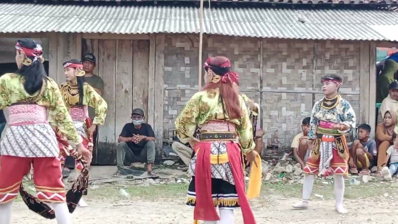 Jaranan putra Larasati terbaru sinden cantik bersuara merdu Gending tayub banyumasan gler angles