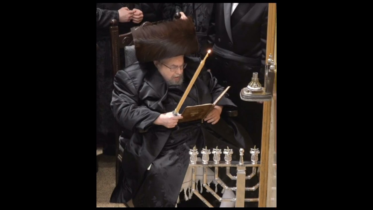 כ״ק האדמו״ר מבעלזא בהדלקת נרות חנוכה בערב שבת