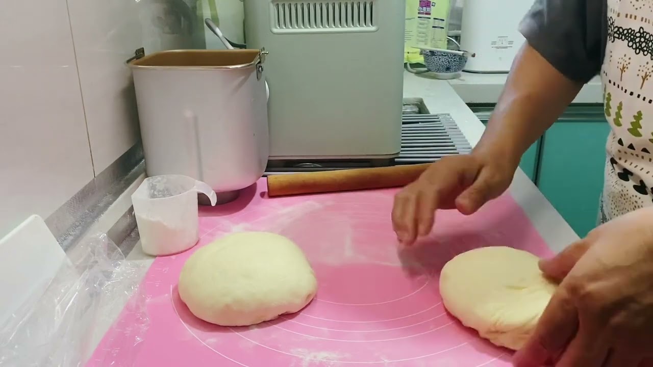 面包机买对了，不用烤箱也能做出超松软吐司，面团整形是关键