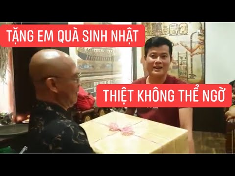 Video Color Man tặng quà sinh nhật, Khương Dừa mở ra cười... - youtube