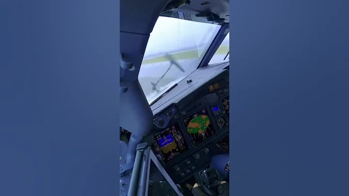 恶劣天气，雨中起飞，机长操作/Adverse weather takeoff , Captain control #approach #boeing737 #cockpit #aviation - 天天要闻