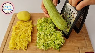 Натереть на терке 1 кабачок и 1 картофелину. Я никогда не готовила такой вкусной еды.