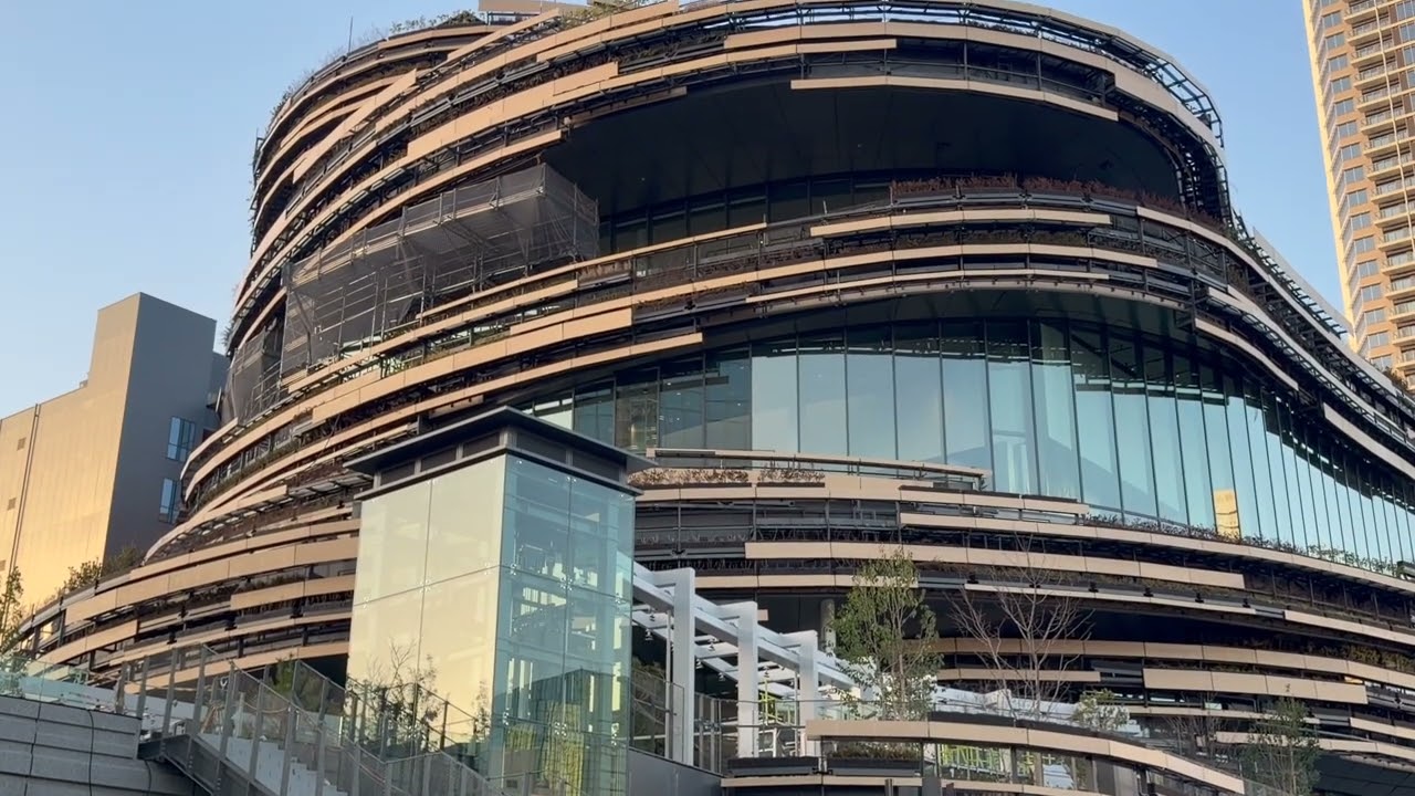 「モン タカナワ: ザ ミュージアム オブ ナラティブズ」と、44階172m「高輪ゲートウェイシティレジデンス」の様子 2026年2月15日撮影