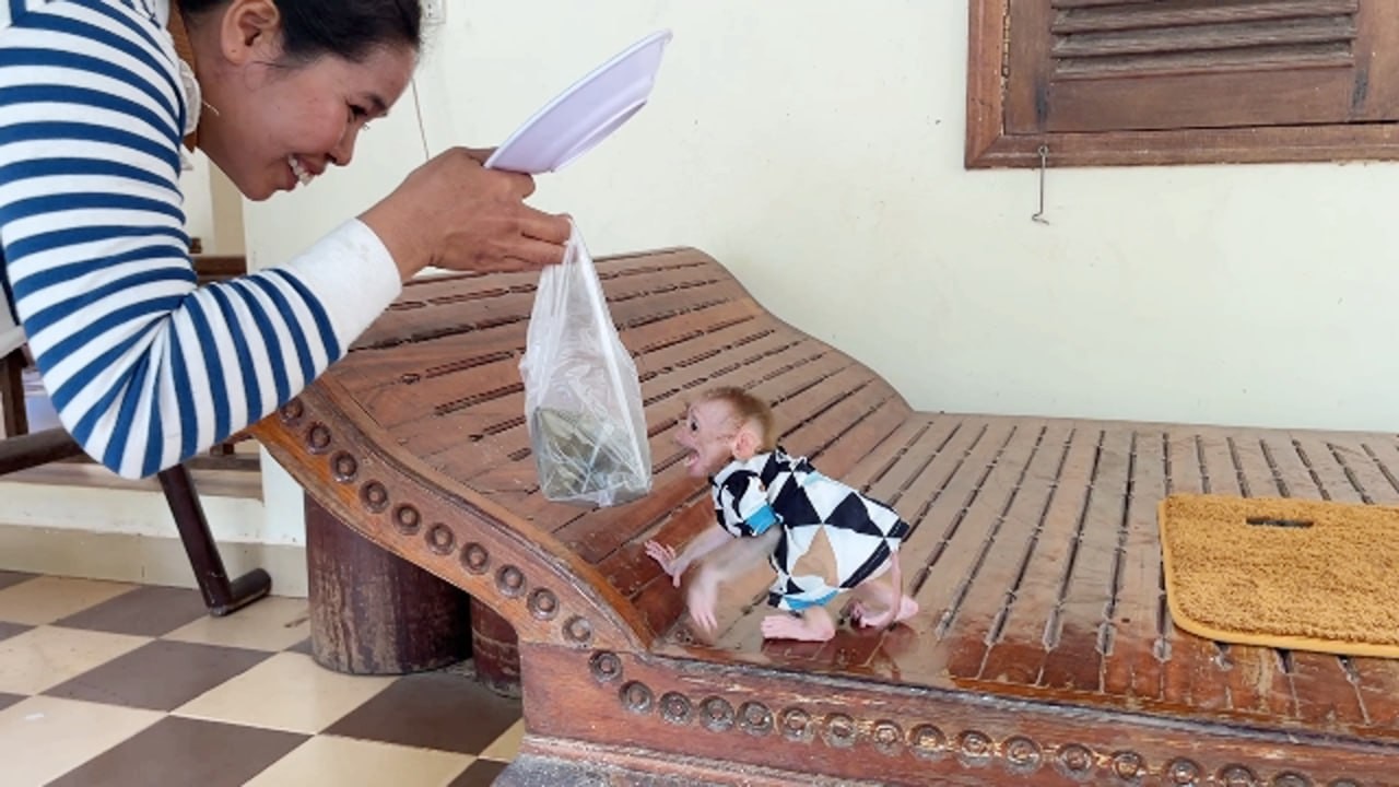 Amazing Selena Scream Surprise With Mom Buying HEr Fav Foood