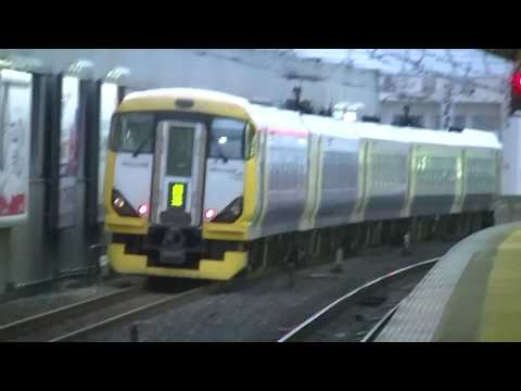 夕日の中の市川駅を行く特急列車