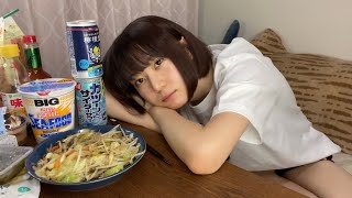 深夜にヤケ食いするメンヘラ大学生