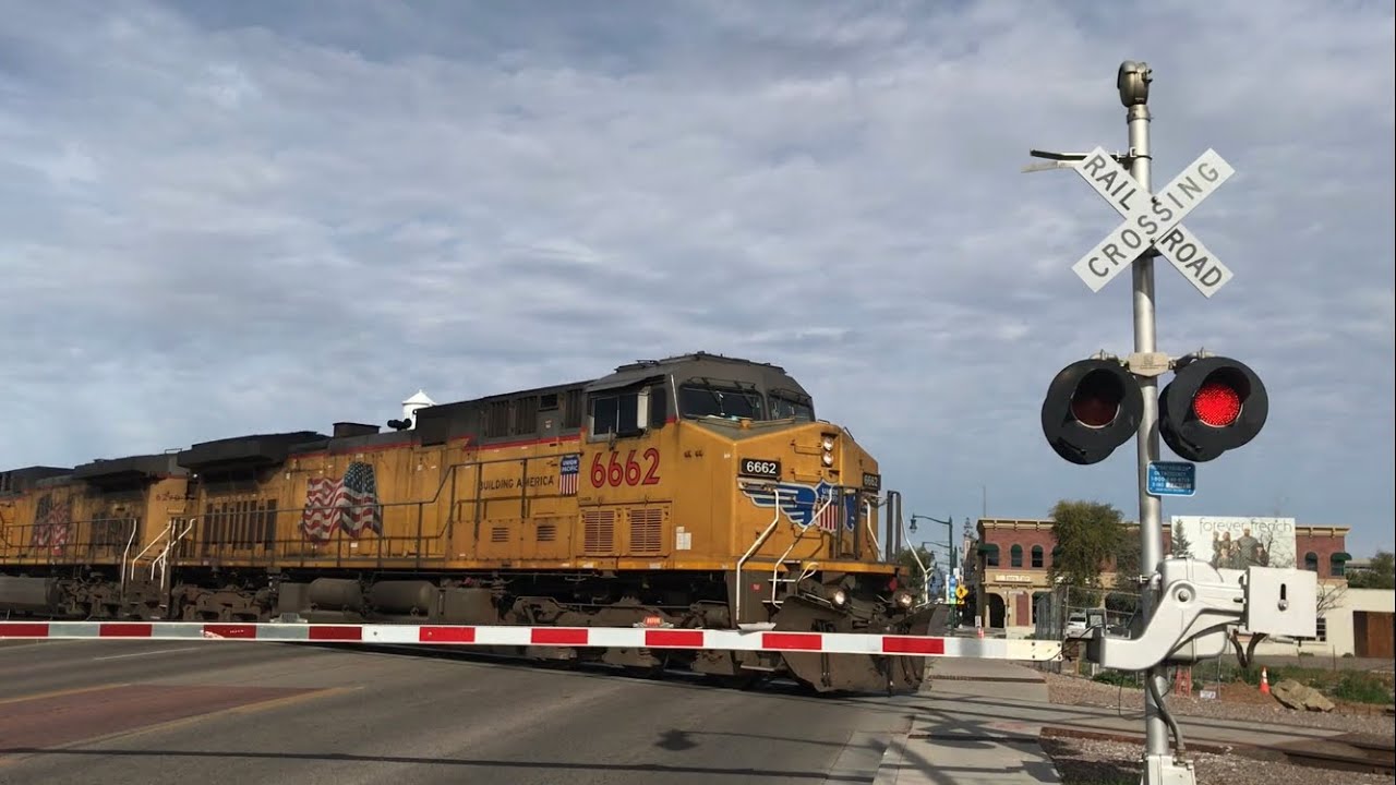 UP crossing in Gilbert, AZ + A broken mechanical bell￼! N Gilbert Rd. 12/30/2025