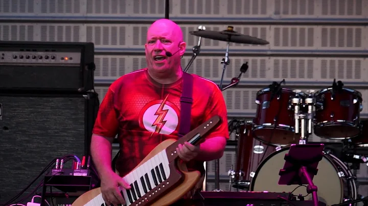 Amazing keytar player solo. Must see!