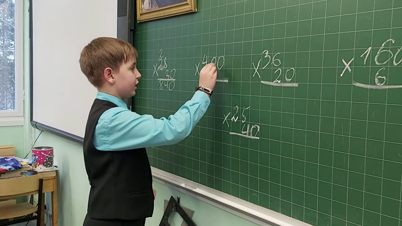 Ютуб урок русского. Ребенок над учебником математики.