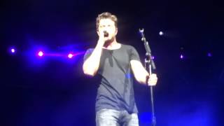 Brett Eldredge sings "Wanna Be That Song" live at PNC Music Pavilion