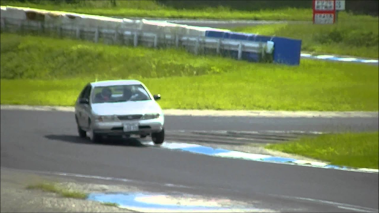 フルノーマルっぽい車が、激しい走りをしています。パルサー？サニー？ルキノ？日産　タイムアタック